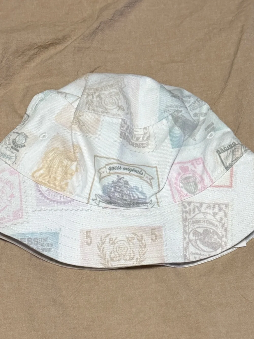 NWT GUESS Originals GO Stamped Bucket Hat White Peaks Multi Unisex O/S